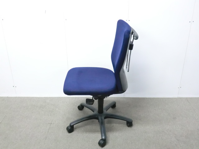 オカムラ / カロッツァ / ダークブルー / CK96ZR 4377 【中古】 OAチェア肘無し