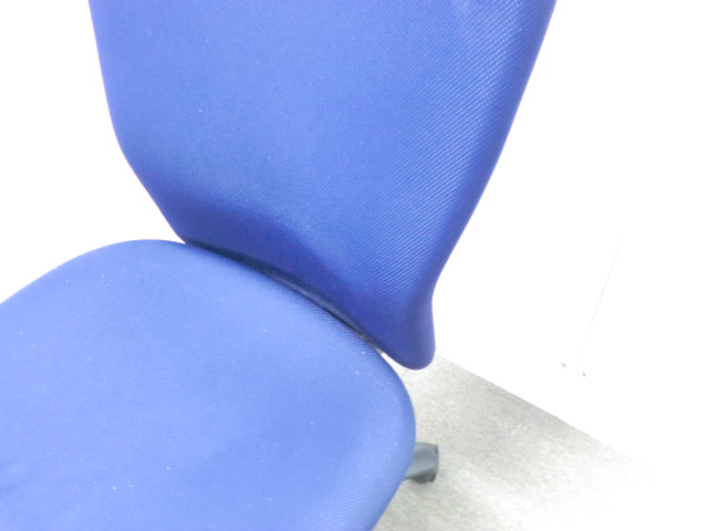 オカムラ / カロッツァ / ダークブルー / CK96ZR 4377 【中古】 OAチェア肘無し