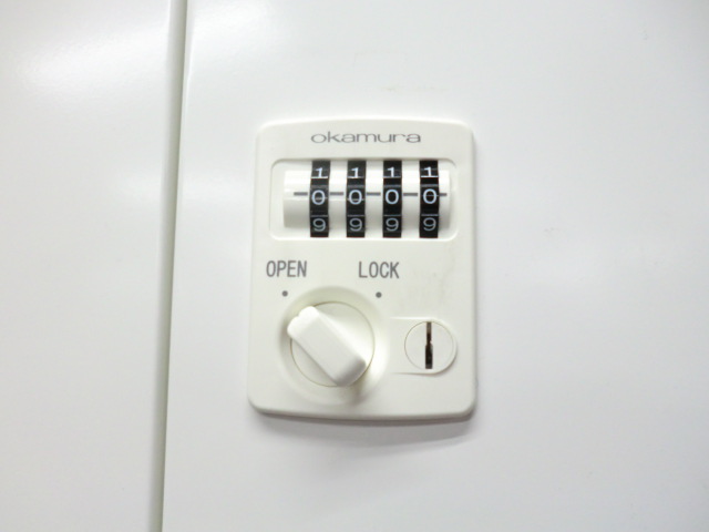 オカムラ / ホワイト / 【中古】 8人用メールロッカー