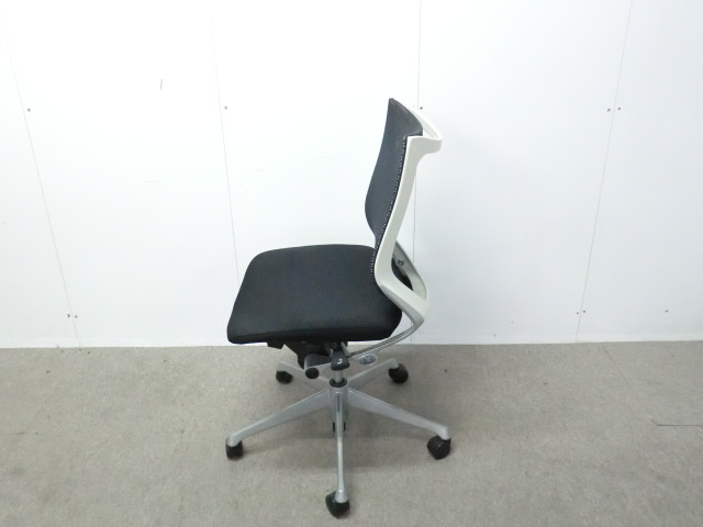 オカムラ / バロン / ブラック / CP33DW-FGR1 【中古】 OAチェア肘無し