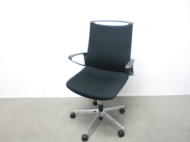 オカムラ/モード / ブラック / 【中古】 OAチェア肘有