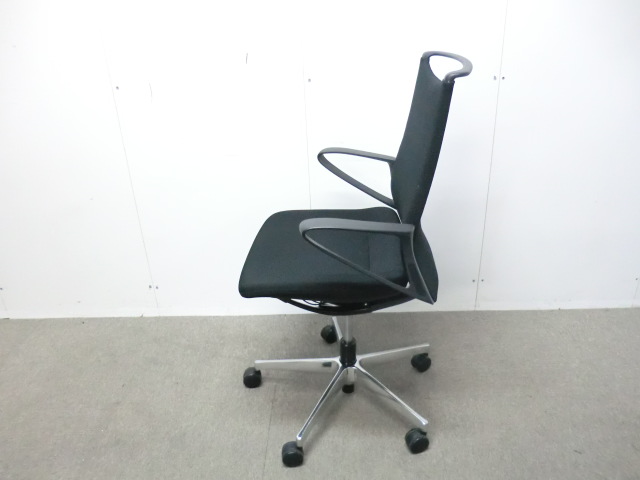 オカムラ/モード / ブラック / 【中古】 OAチェア肘有