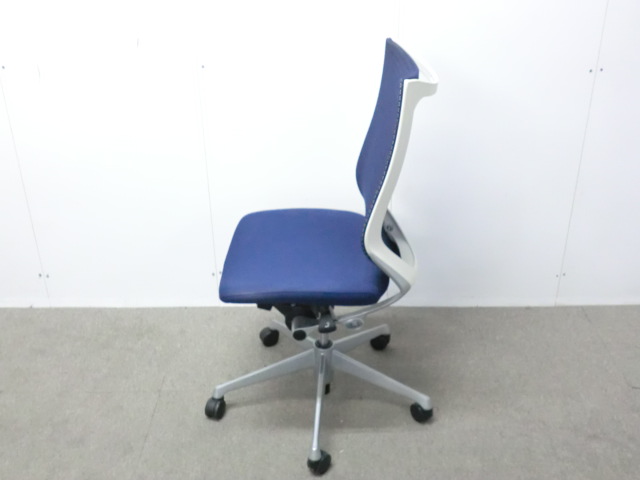 オカムラ/バロン/ダークブルー/ 【中古】 OAチェア肘無し