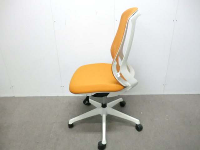 オカムラ/シルフィー/ オレン / 【中古】 OAチェア肘無し