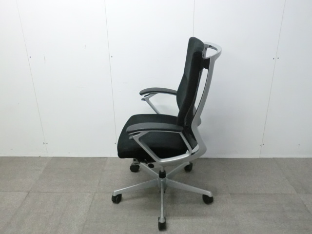 オカムラ/デューク/ ブラック / 【中古】 OAチェア肘有