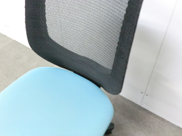 イトーキ/コルト/ライトブルー/ 【中古】 OAチェア肘無し