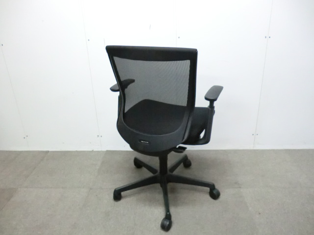 オカムラ / エスクード / ブラック【中古】OAチェア肘有