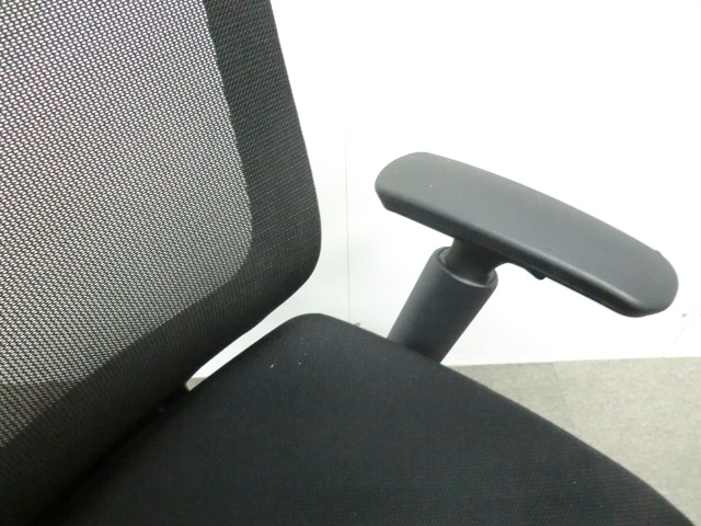 オカムラ / エスクード / ブラック【中古】OAチェア肘有